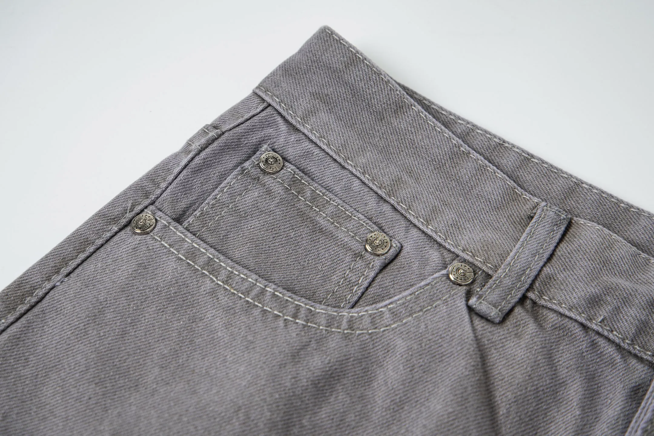 P290 Chrome Hearts Gray Cow King Jeans Multi-Leather Standard Work Jeans CH Jeans All need to be washed and then disassembled and hand-stitched with sheepskin cross leather and then spliced to complete. The whole process is too complicated to describe. About Chrome Hearts This is an extremely luxurious fashion brand that can also be called the aristocracy of the high street. It has always been an exclusive brand for some hipsters or the second generation of rich people. Compared with ordinary high streets, it is more luxurious and noble. Compared with luxury brands, it is more fashionable and individual. It has always been a brand that I have a special liking for. Style number: 1763# Color: Gray Size: 28 30 32 34 36
